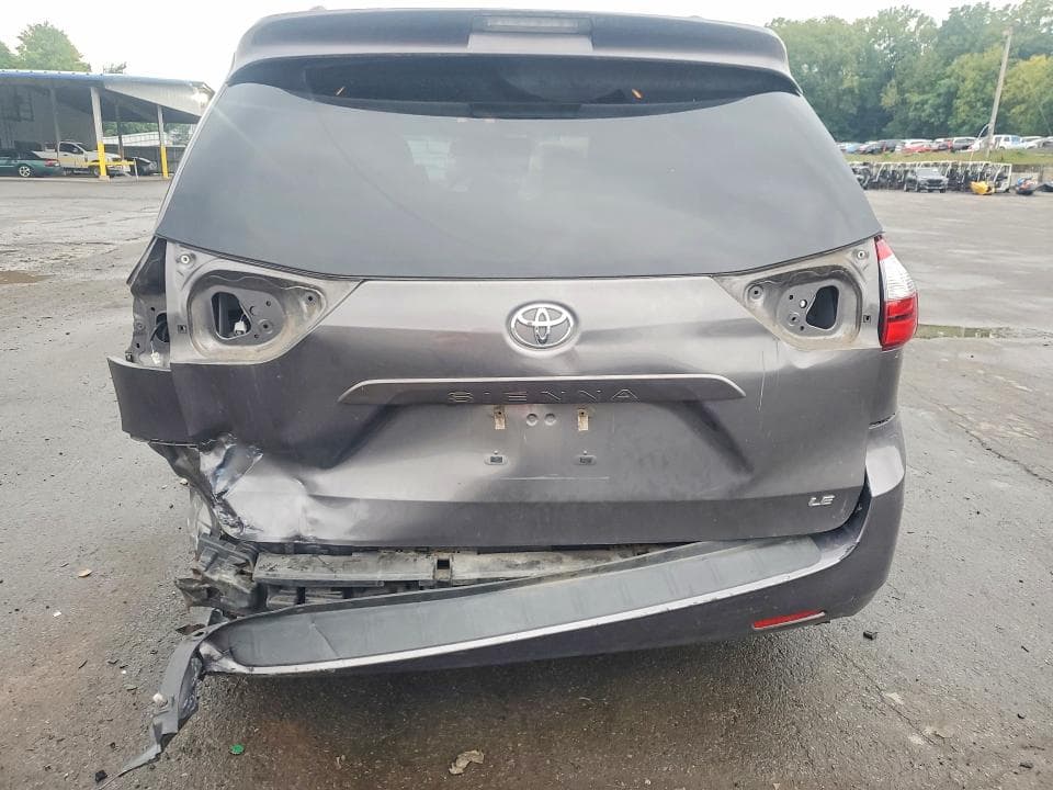 2017 TOYOTA SIENNA LE 6
