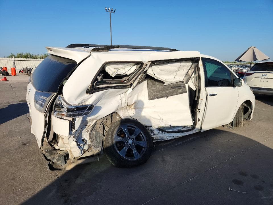 2017 TOYOTA SIENNA SE 3