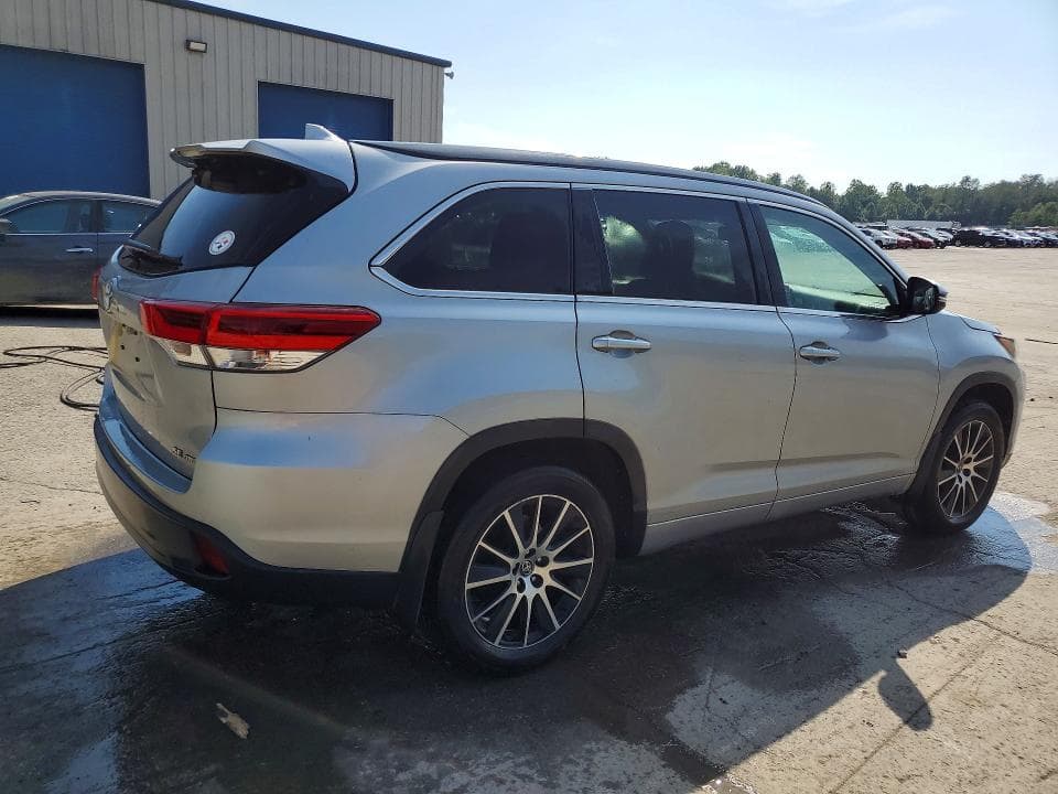 2017 TOYOTA HIGHLANDER SE 3
