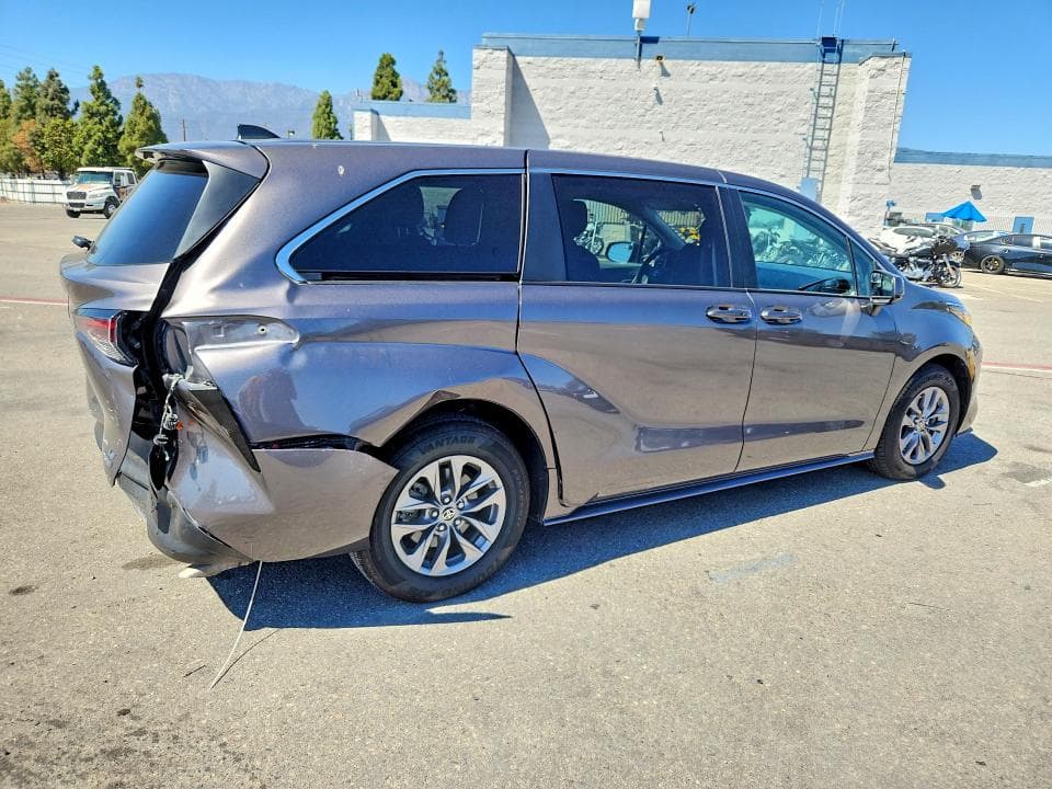 2024 TOYOTA SIENNA LE 3