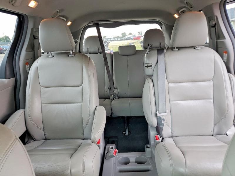 2019 TOYOTA SIENNA XLE 8-PASSENGER 10