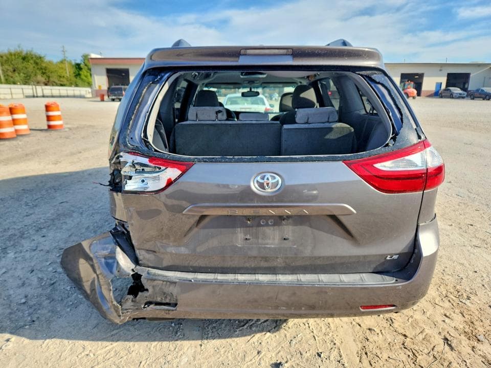 2017 TOYOTA SIENNA 6