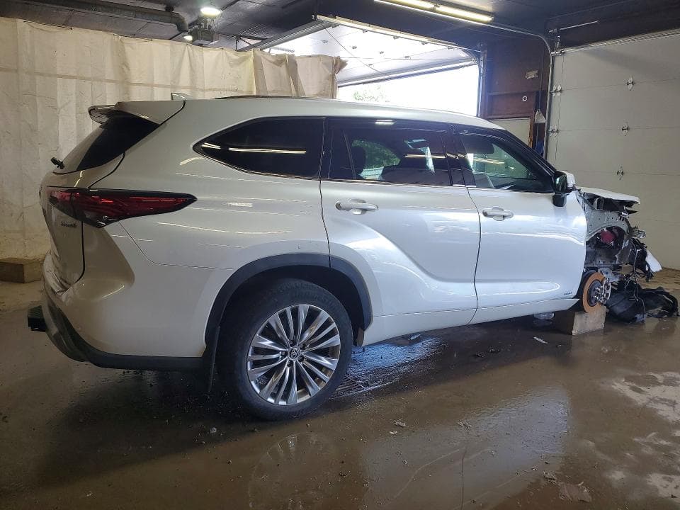 2023 TOYOTA HIGHLANDER HYBRID PLATINUM 3