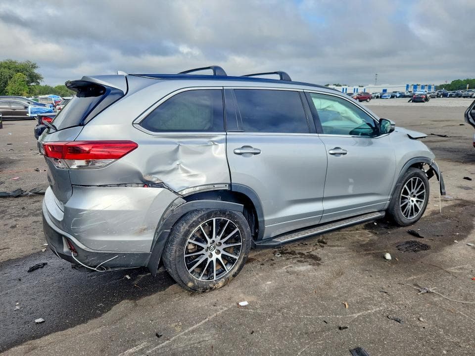 2017 TOYOTA HIGHLANDER SE 3