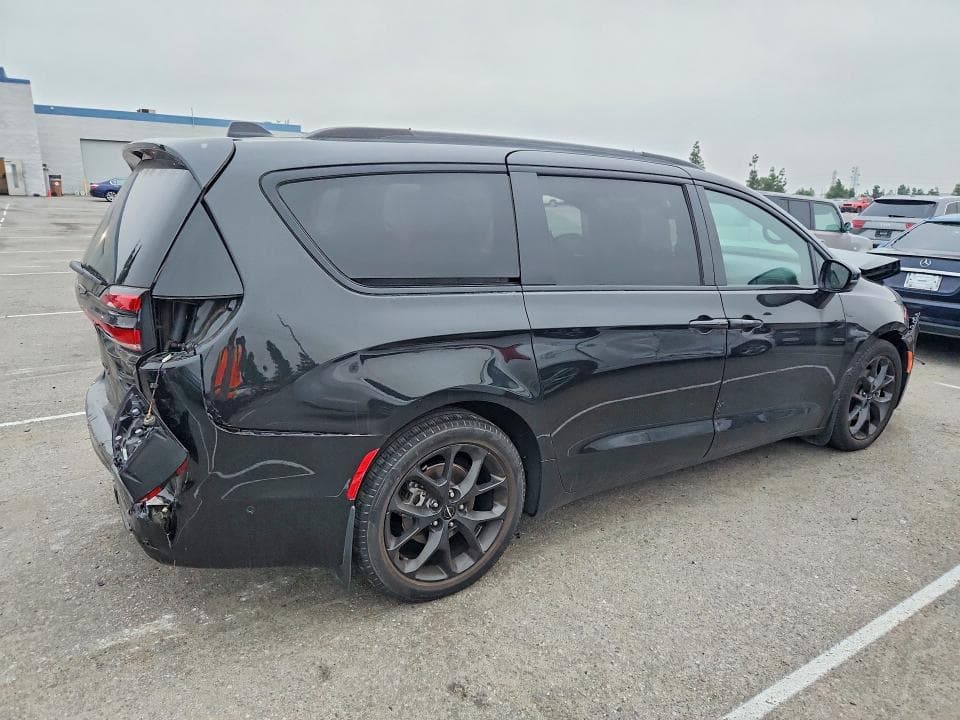 2023 CHRYSLER PACIFICA LIMITED 3