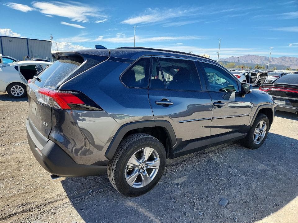 2024 TOYOTA RAV4 XLE 3