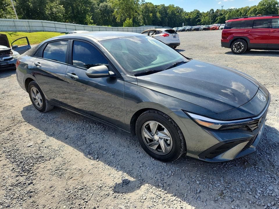 2024 HYUNDAI ELANTRA SE 4