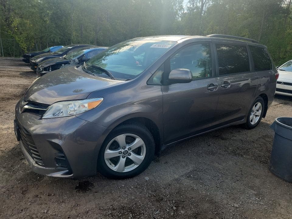 2018 TOYOTA SIENNA LE