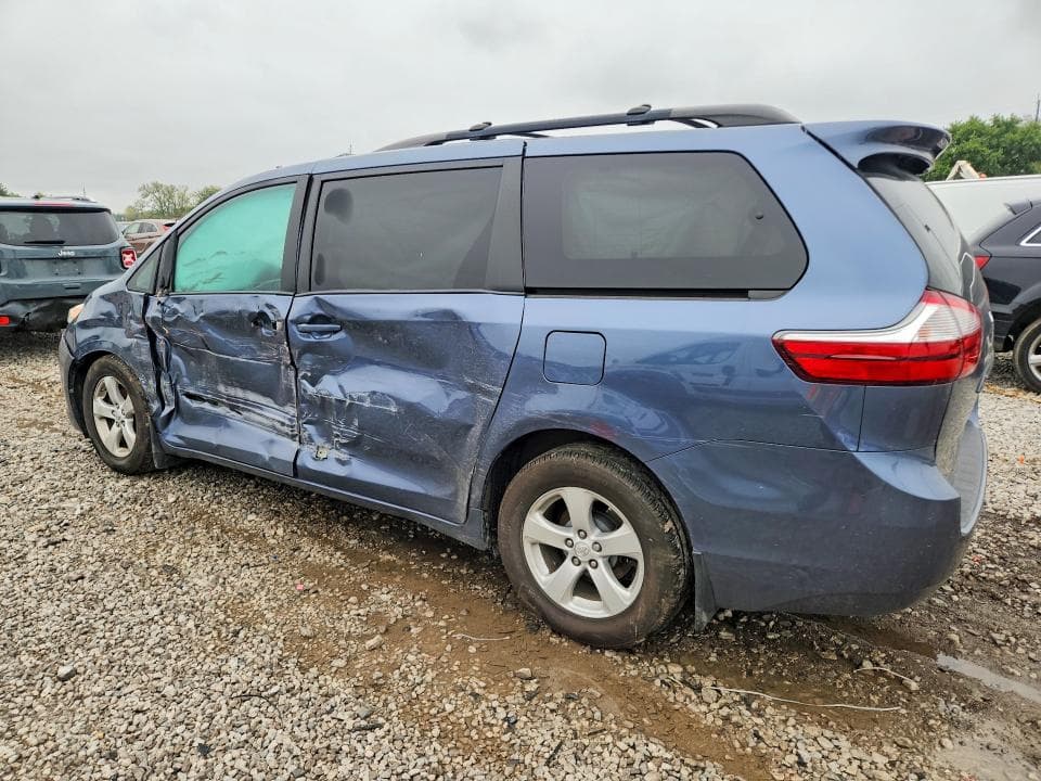2017 TOYOTA SIENNA LE 2