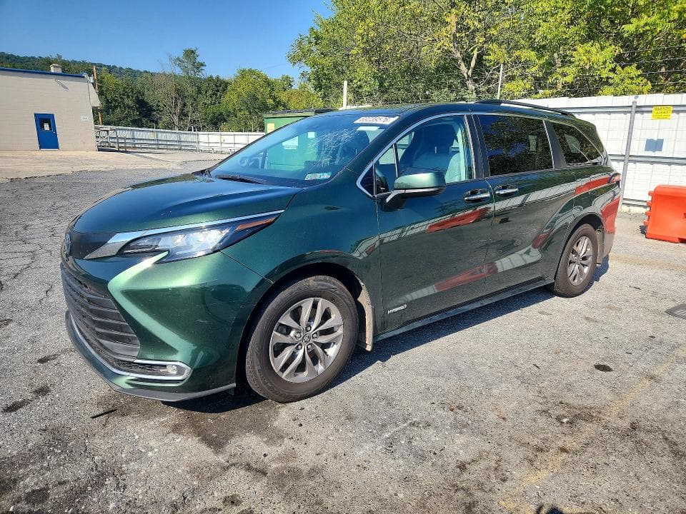 2021 TOYOTA SIENNA XLE