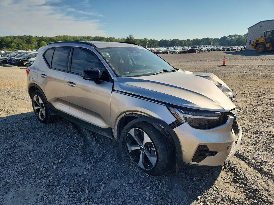 2024 VOLVO XC40 PLUS 4