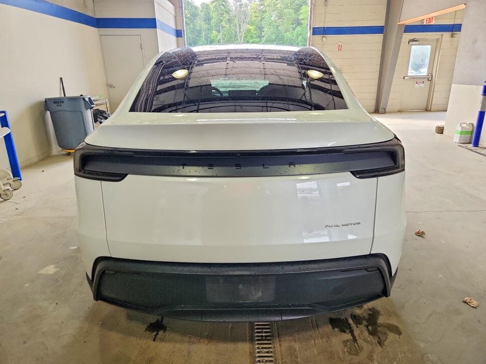 2026 TESLA MODEL Y 6