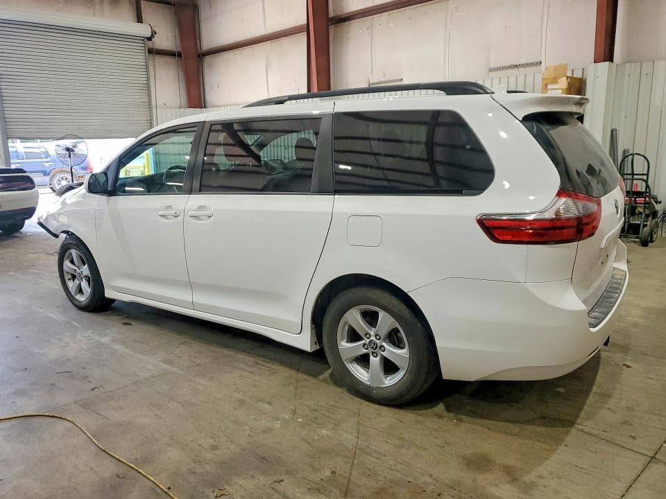 2020 TOYOTA SIENNA LE 2