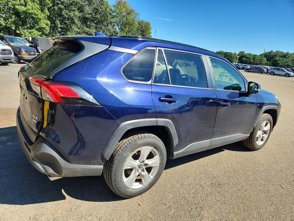 2019 TOYOTA RAV4 XLE 3