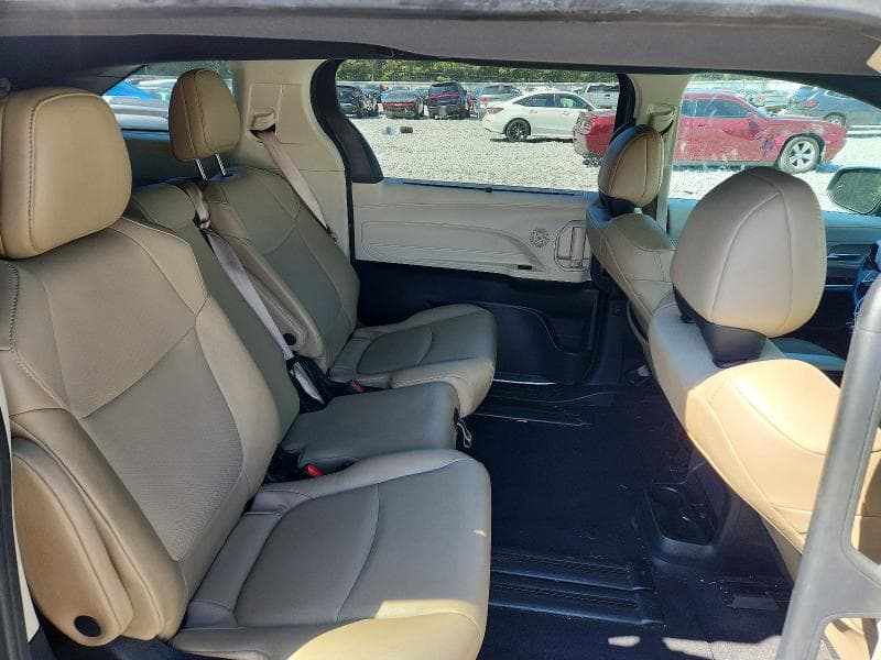 2021 TOYOTA SIENNA XLE 11