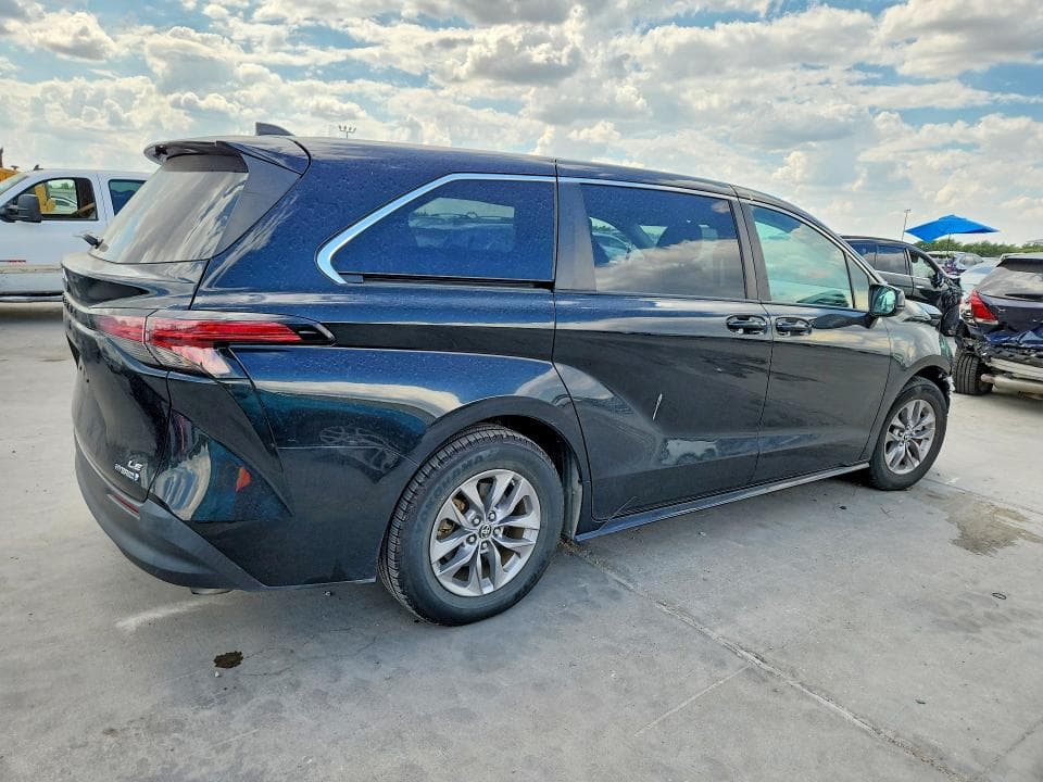 2022 TOYOTA SIENNA LE 3