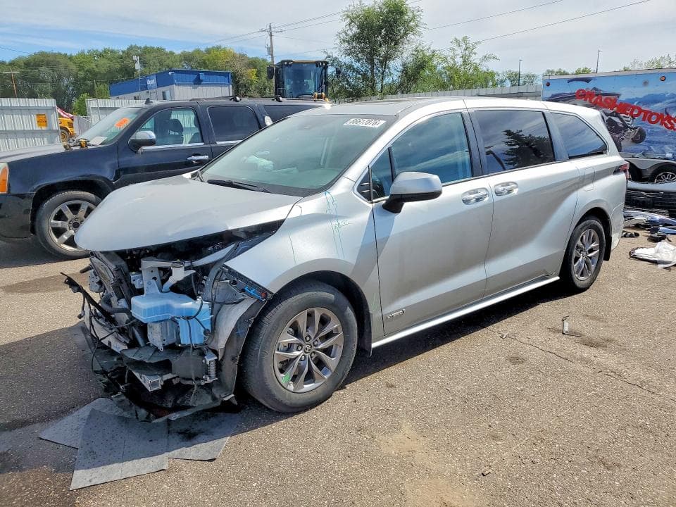 2021 TOYOTA SIENNA XLE - 1