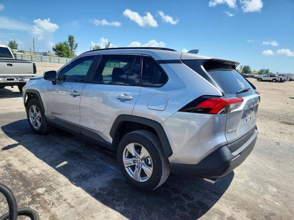 2025 TOYOTA RAV4 XLE 2