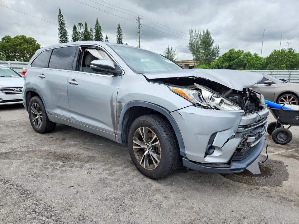2017 TOYOTA HIGHLANDER LE 4