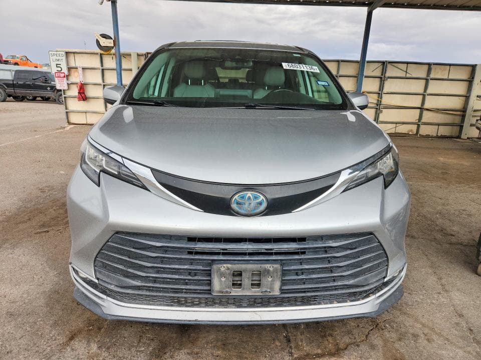 2021 TOYOTA SIENNA XLE 5