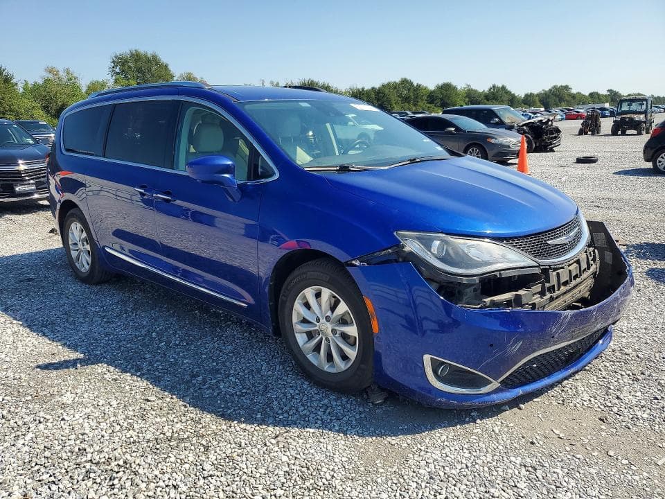2019 CHRYSLER PACIFICA TOURING L 4