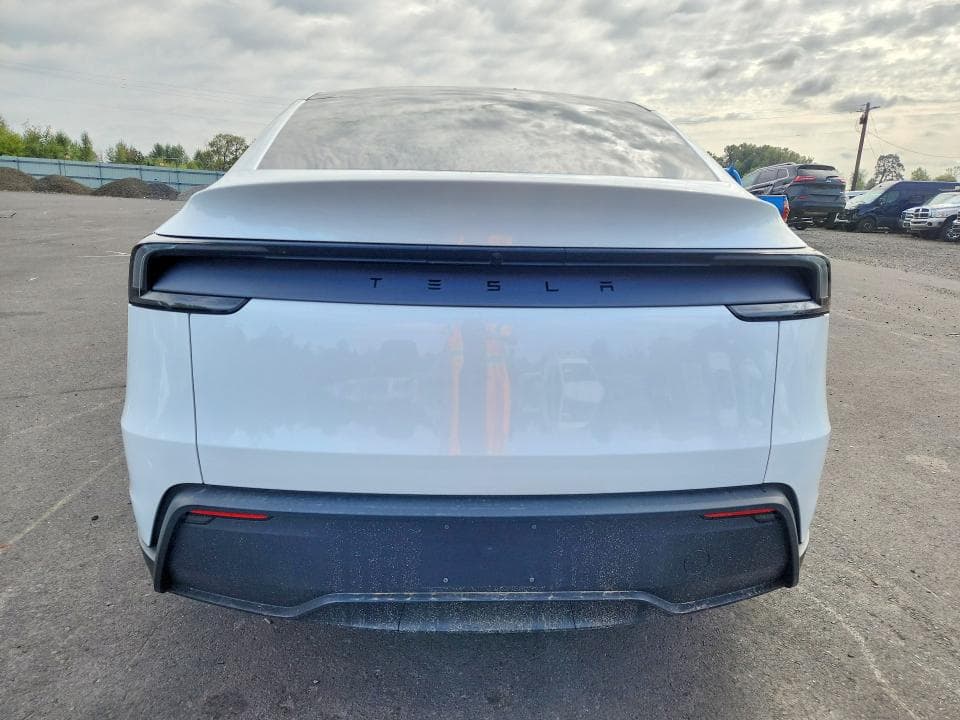 2026 TESLA MODEL Y 6