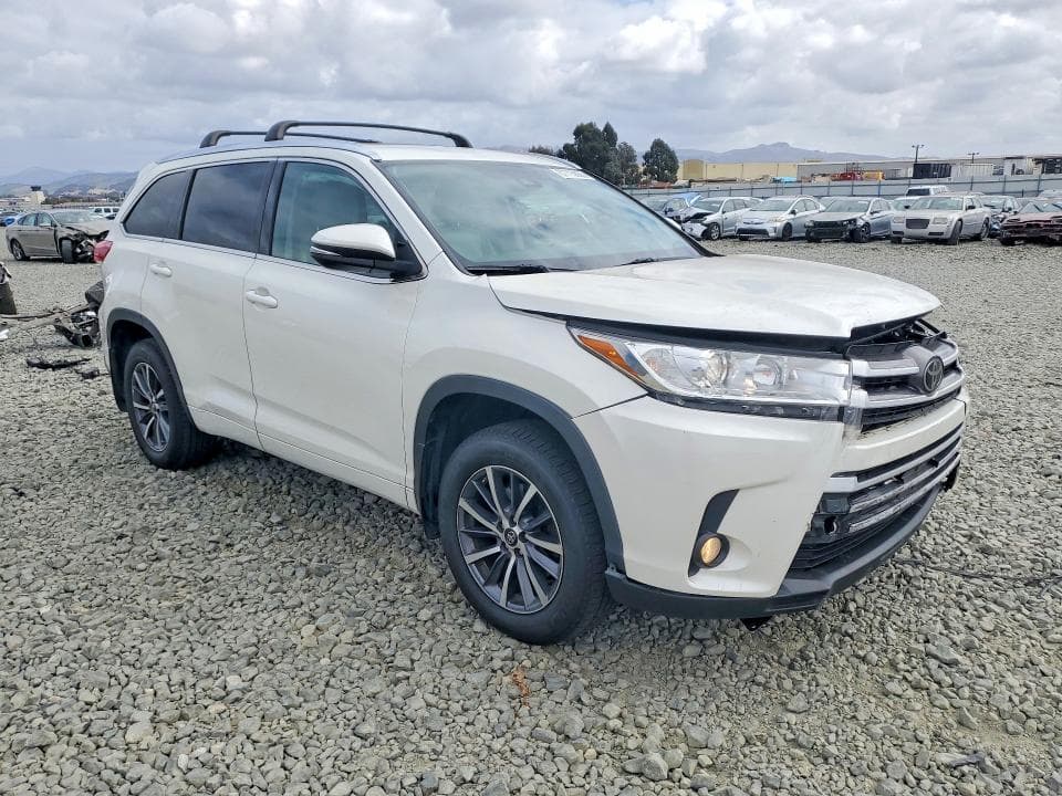 2017 TOYOTA HIGHLANDER XLE 4