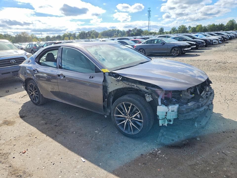 2021 TOYOTA CAMRY XLE 4