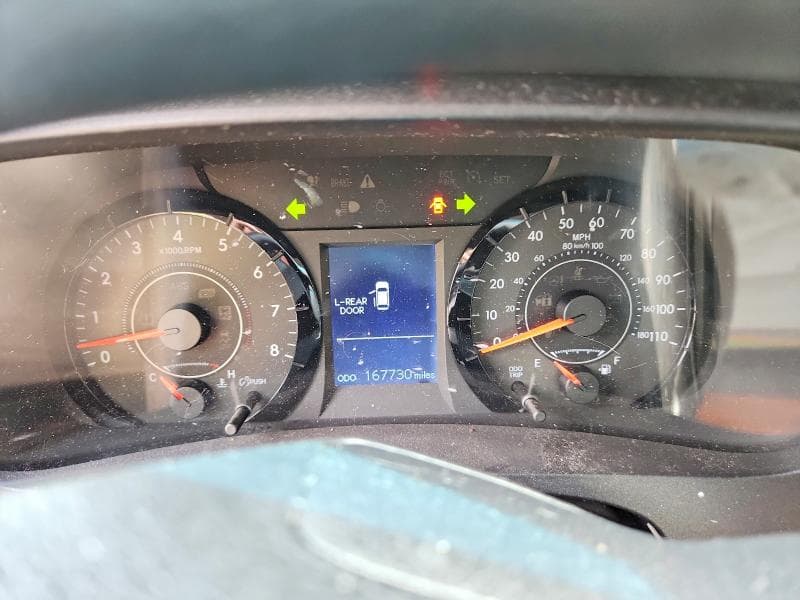 2017 TOYOTA SIENNA LE 9