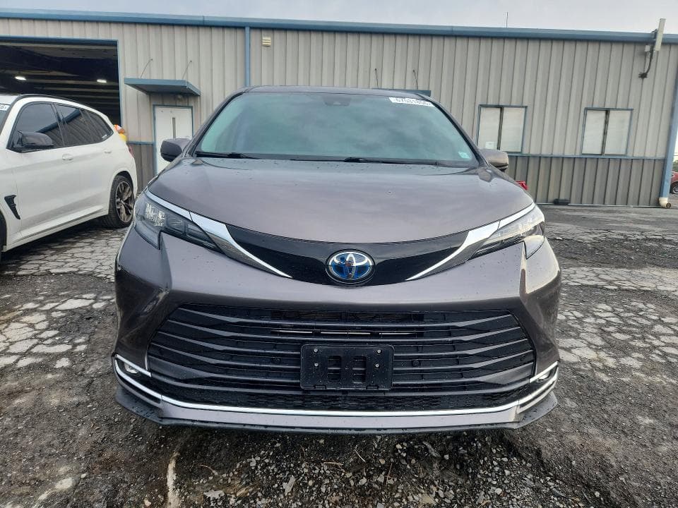 2024 TOYOTA SIENNA XLE 5