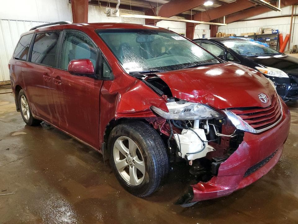 2017 TOYOTA SIENNA LE 4