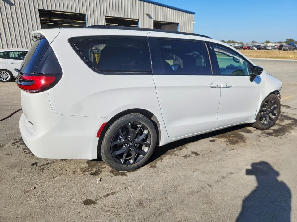 2025 CHRYSLER PACIFICA LIMITED 3