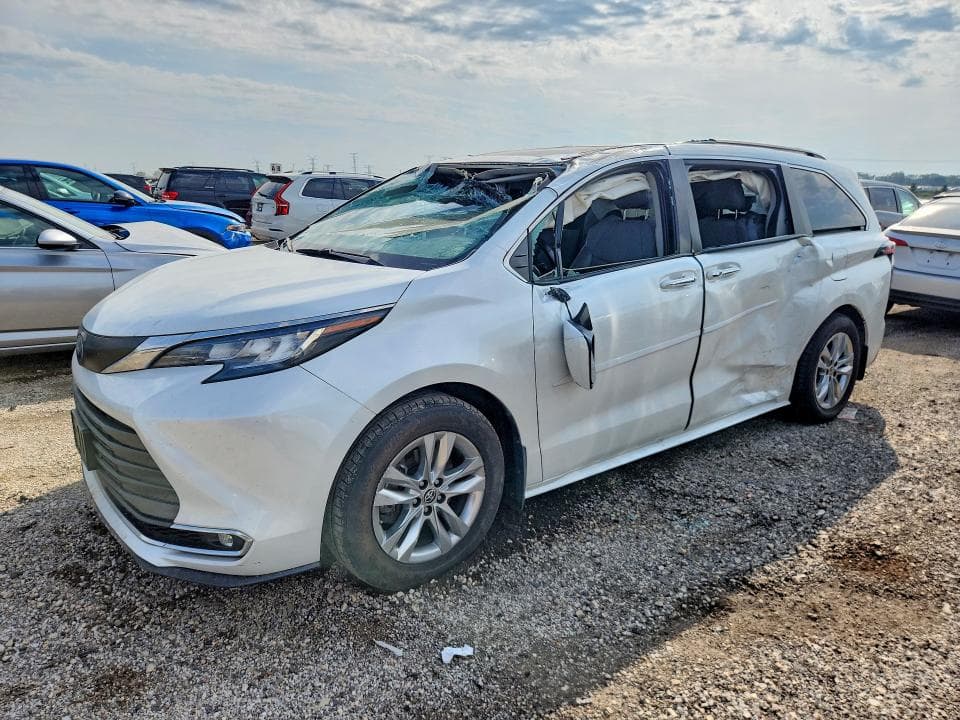 2022 TOYOTA SIENNA XLE