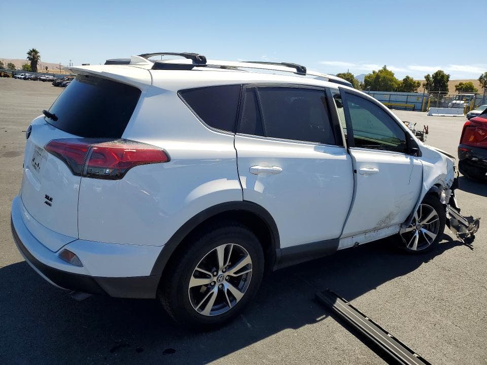 2018 TOYOTA RAV4 XLE 3