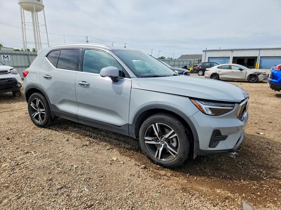 2025 VOLVO XC40 CORE 4