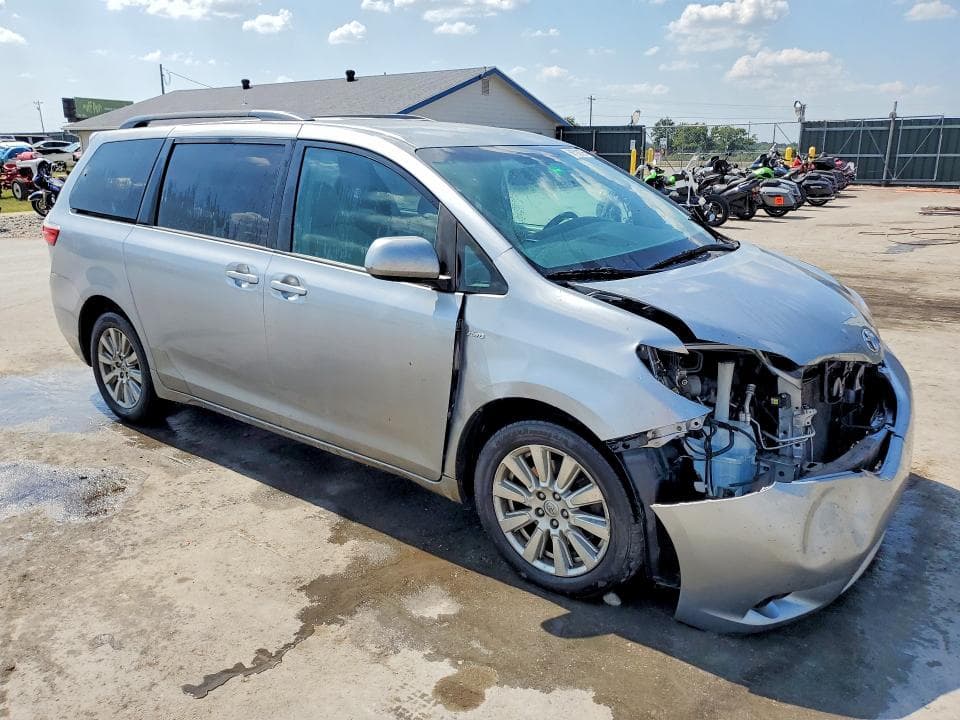 2017 TOYOTA SIENNA LE 4