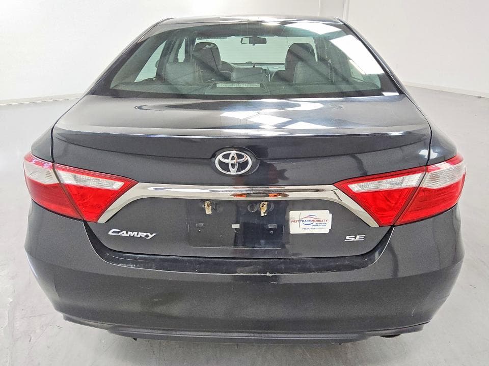 2017 TOYOTA CAMRY SE 6