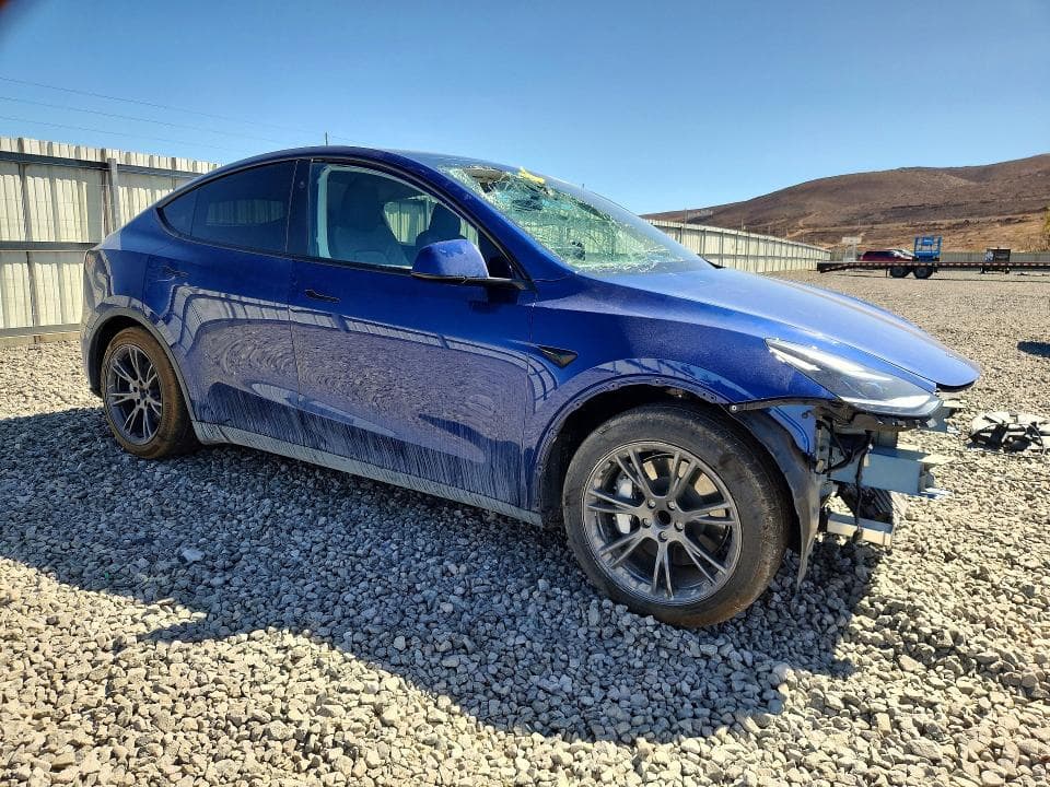 2025 TESLA MODEL Y 4