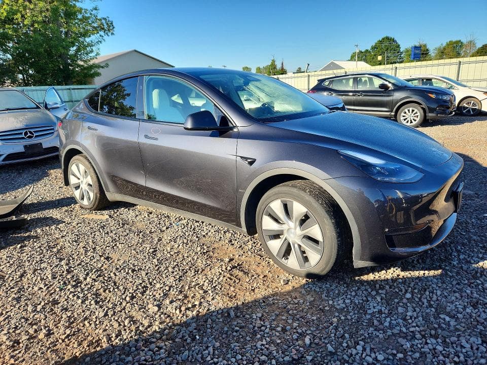 2024 TESLA MODEL Y 4