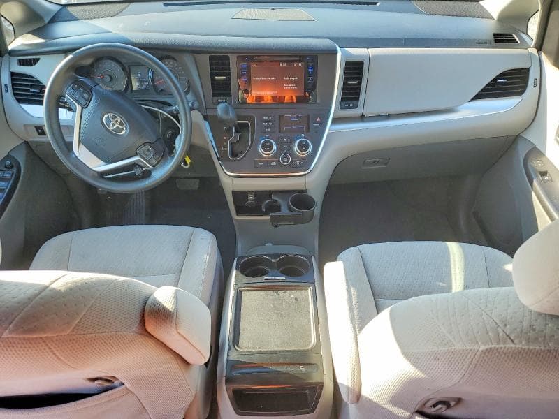 2017 TOYOTA SIENNA LE 8