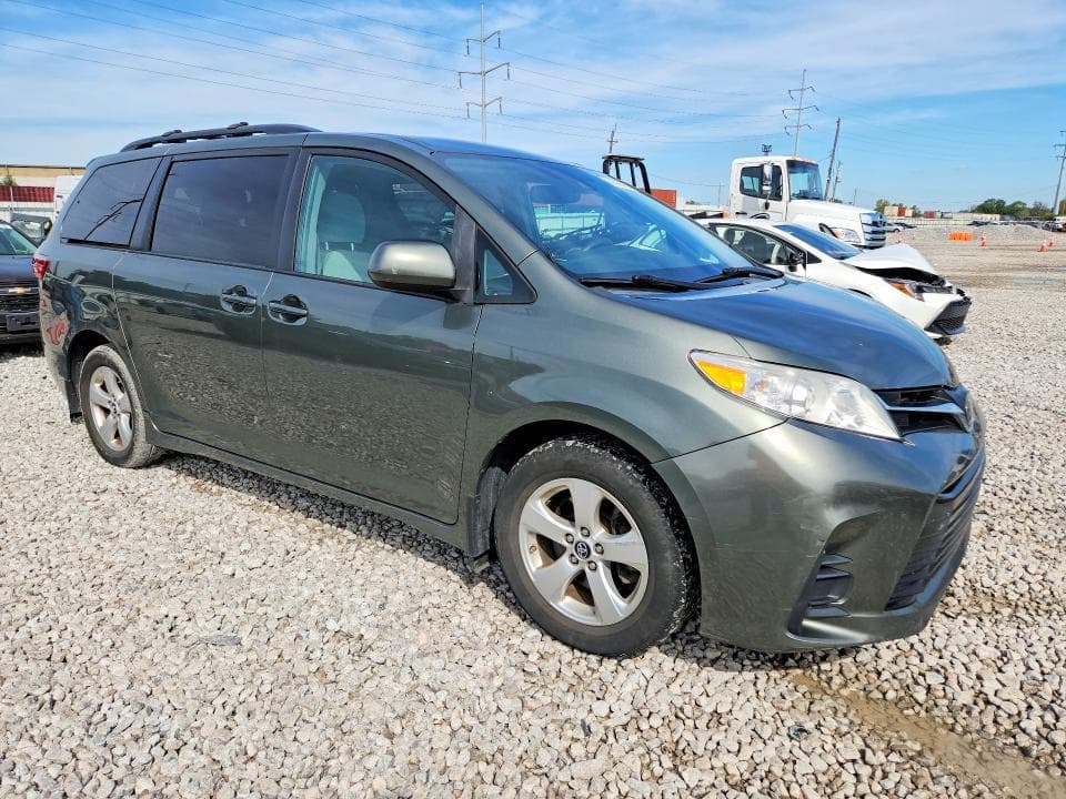 2018 TOYOTA SIENNA LE 4