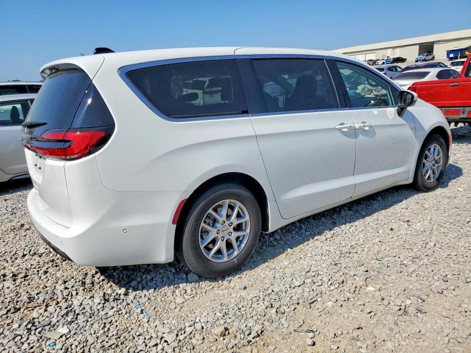 2023 CHRYSLER PACIFICA TOURING L 3