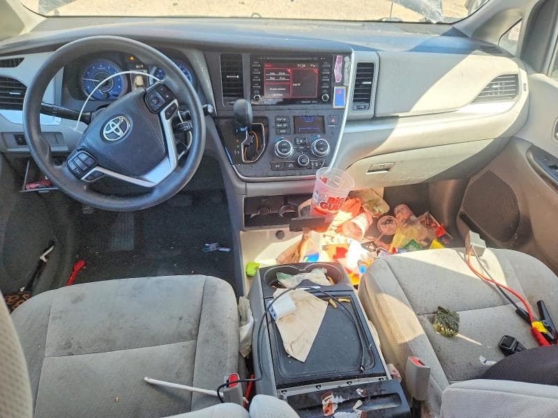 2020 TOYOTA SIENNA LE 8