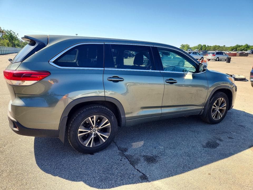 2017 TOYOTA HIGHLANDER LE 3
