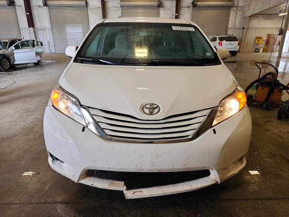 2017 TOYOTA SIENNA LE 5