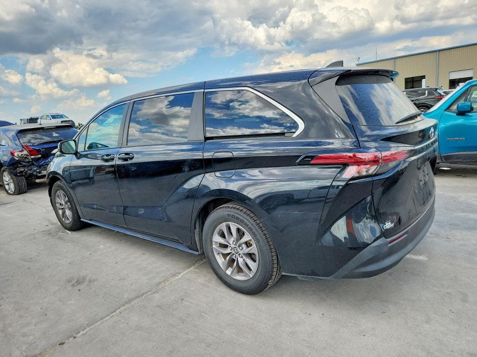 2022 TOYOTA SIENNA LE 2
