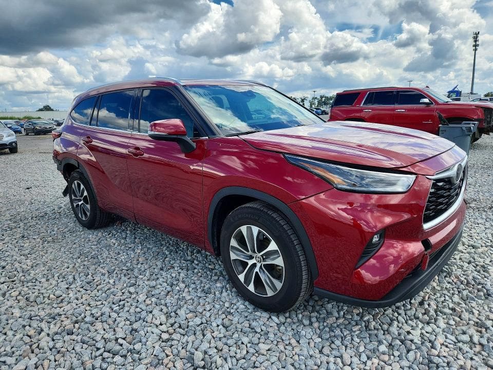 2021 TOYOTA HIGHLANDER XLE 4