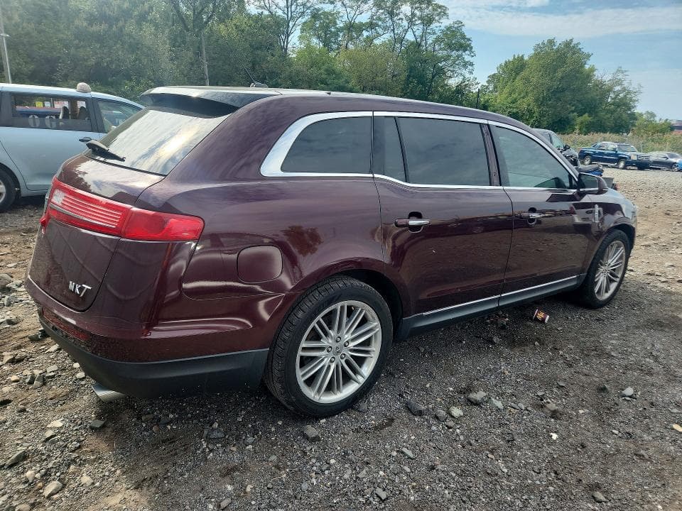 2019 LINCOLN MKT 3