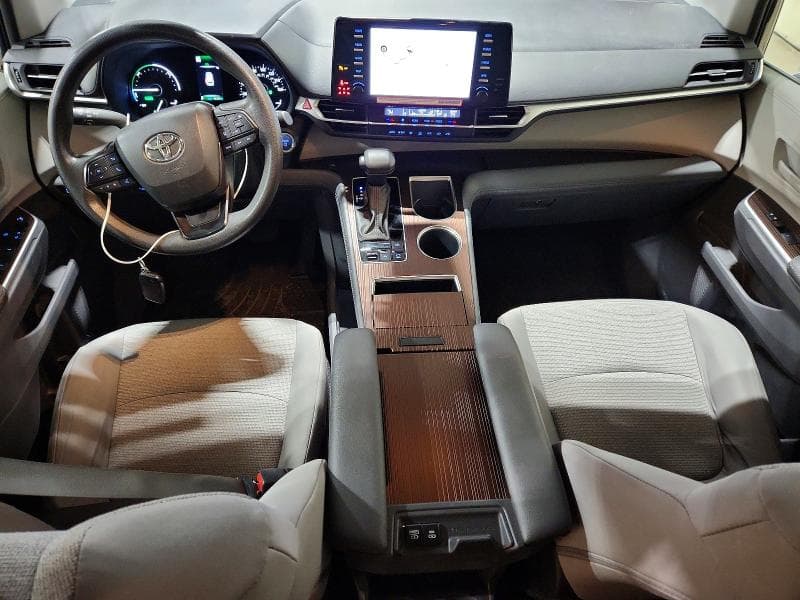 2024 TOYOTA SIENNA LE 8