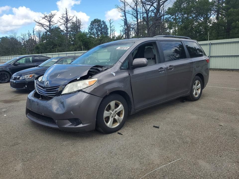 2017 TOYOTA SIENNA LE - 1